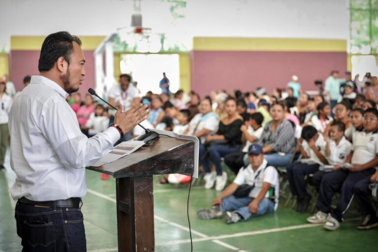 Entrega IEEPO lentes graduados a más de 2 mil estudiantes de nivel básico del Istmo (2)